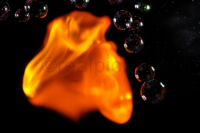 Explodierende Seifenblasen formen Flammengebilde. Exploding soap bubbles form flame formations