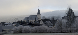 Die evangelische Kirche (Haiger, Hessen, Deutschland) an einem kalten Wintertag.