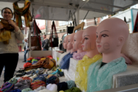 Köpfe! Aufgereiht zum Präsentieren modischer Tücher stehen weibliche Kunststoffköpfe in einem Verkaufstand auf dem Bremer Markt.