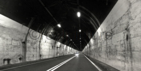 Ein beleuchtetes Fahrzeug kommt in einem Tunnel entgegen. An illuminated vehicle comes in a tunnel
