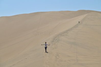 Abstieg von einer riesigen Sanddüne