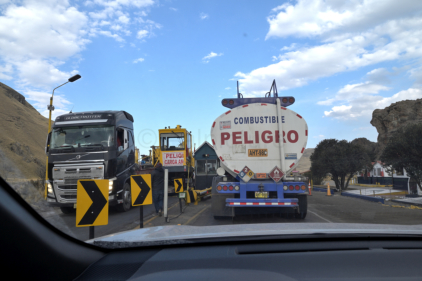 Zwischen Schwertransport und Brennstoff-Truck. Die tapfere Maut-Kassiererin in dem kleinen Häuschen erfüllt ihre Pflicht.